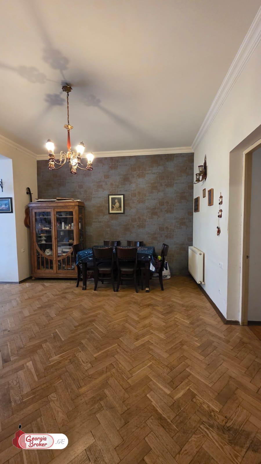 იყიდება ძველი გარემონტებული 4 ოთახიანი ბინა ფიქრის გორაზე